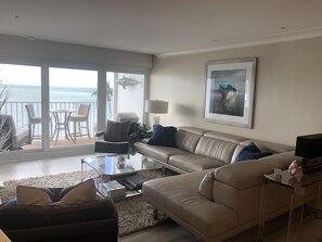 TV - Stunning Luxury Renovated Beach Front Condo (Naples)