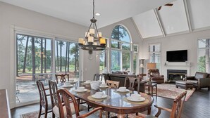 Dining - Spacious and Luxurious 4BR Cottage (WITH X2 DOUBLE BEDS IN EACH BEDROOM) Located on Pinehurst National No. 9 (Pinehurst)