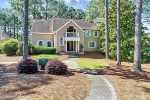 Exterior - Spacious and Luxurious 4BR Cottage (WITH X2 DOUBLE BEDS IN EACH BEDROOM) Located on Pinehurst National No. 9 (Pinehurst)