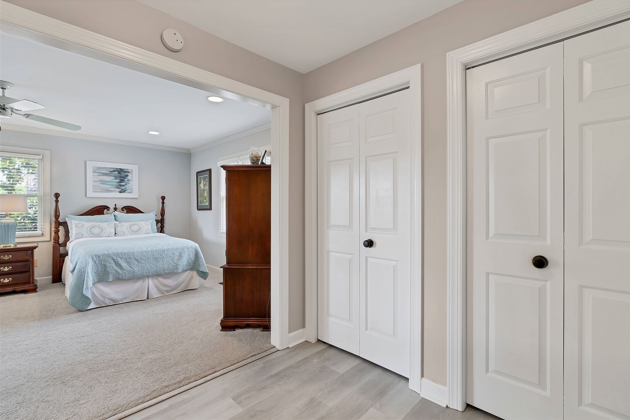 4 bedrooms, iron/ironing board, internet, bed sheets