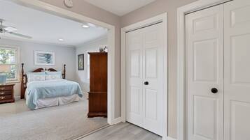4 bedrooms, iron/ironing board, internet, bed sheets
