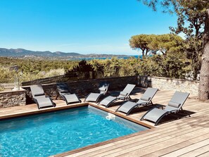 Una piscina al aire libre, una piscina climatizada