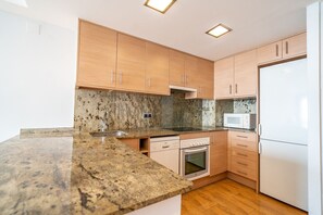 Een koelkast, een magnetron, een oven, een kookplaat