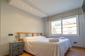 1 slaapkamer, een strijkplank/strijkijzer, gratis wifi, beddengoed