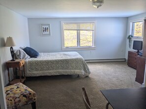 6 室のベッドルーム、デスク、WiFi (無料)、ベッドシーツ