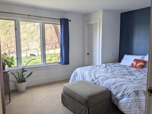 6 bedrooms, desk, free WiFi, bed sheets