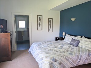 6 室のベッドルーム、デスク、WiFi (無料)、ベッドシーツ