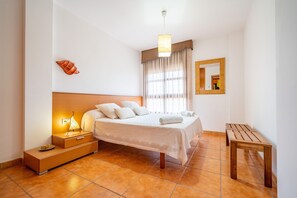 2 slaapkamers, een strijkplank/strijkijzer, gratis wifi, beddengoed