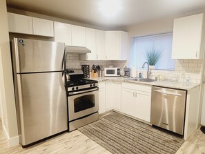 Réfrigérateur, four à micro-ondes, un four, surface de cuisson