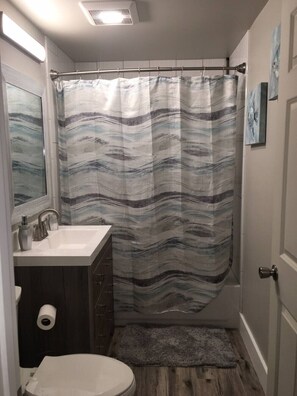 Séchoir à cheveux, serviettes fournies, savon, shampooing