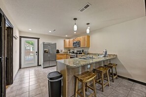 Kjøleskap, mikrobølgeovn, ovn og kokeplater