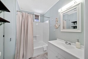 Combined shower/tub, hair dryer, towels
