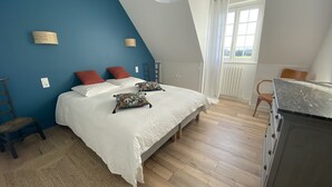 A bedroom with a bed, a wooden chair, a desk, and a window with curtains. - Country by the sea! (Tréflaouénan)