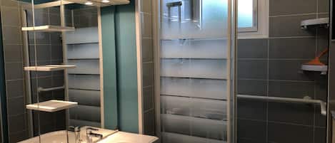 Shower, hair dryer, towels