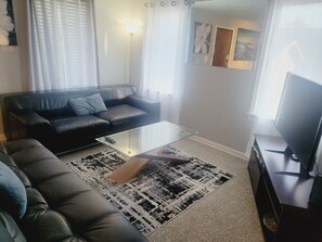 TV - Comfortable 2 BR unit blocks from light Rail Train (Seattle)