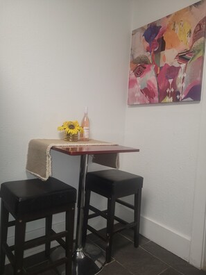 Dining - Comfortable 2 BR unit blocks from light Rail Train (Seattle)