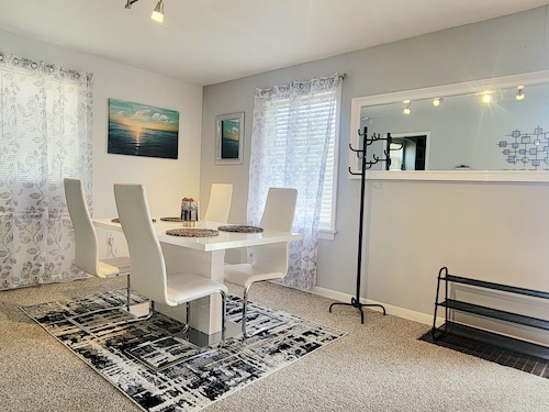 Comfortable 2 BR unit blocks from light Rail stat 15min from downtown/airport 