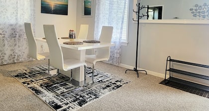 Comfortable 2 BR unit blocks from light Rail stat 15min from downtown/airport