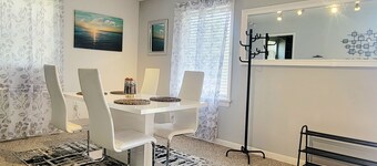Comfortable 2 BR unit blocks from light Rail stat 15min from downtown/airport