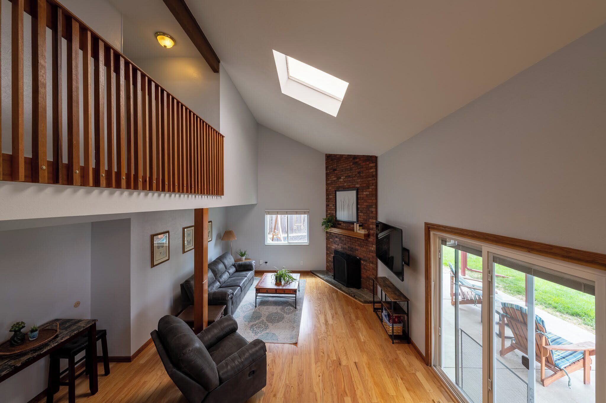 Smart-tv, een dvd-speler, boeken en een filmbibliotheek