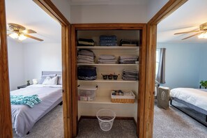 4 habitaciones, escritorio y tabla de planchar con plancha 