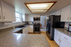 Fridge, microwave, oven, stovetop - Large Home near Lake- pool table game room (Longmont)