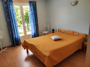 2 bedrooms, iron/ironing board, free WiFi