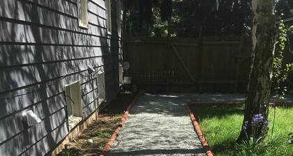 Cozy 2br bottom unit steps from Light Rail train