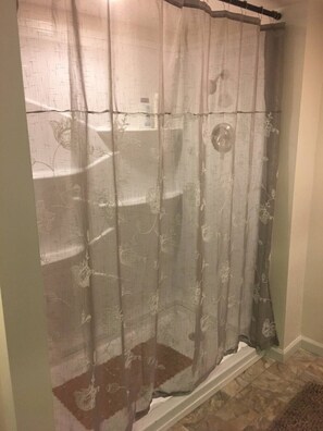 Kombinert dusj/badekar, hårføner, håndklær og såpe