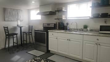 Lemari es, microwave, oven, dan kompor