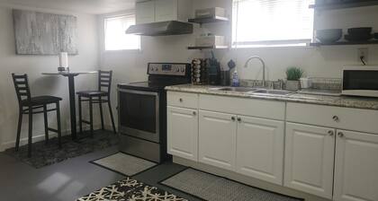 Cozy 2br bottom unit steps from Light Rail train
