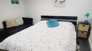 2 soverom, skrivebord, strykejern/-brett og wi-fi (inkludert)