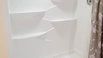 Kombinert dusj/badekar, hårføner, håndklær og såpe