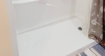 Cozy 2br bottom unit steps from Light Rail train, 15min from downtown/airport