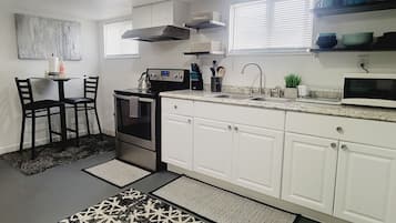 Kjøleskap, mikrobølgeovn, ovn og kokeplater