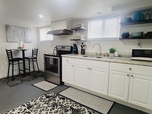 Cozy 2br bottom unit steps from Light Rail train