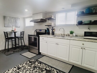 Cozy 2br bottom unit steps from Light Rail train,  15min from downtown/airport 