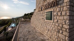 Un edificio de piedra con un letrero que dice "Villa Stojovi".