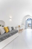 Una sala de estar moderna con un sofá, una mesa de comedor y sillas.