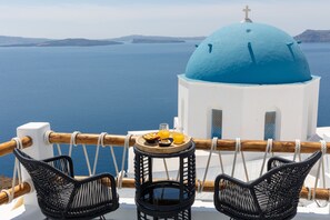 Blue Dome Cave Suite with Hot Tub and Caldera View | Balcony