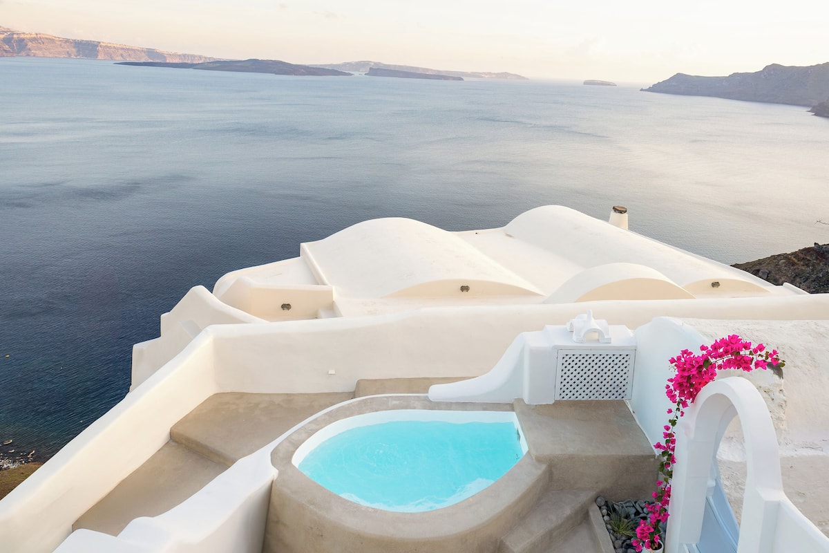 Ein weißer Infinity-Pool mit Meerblick, ein weißer Infinity-Pool und ein weißer Infinity-Pool.