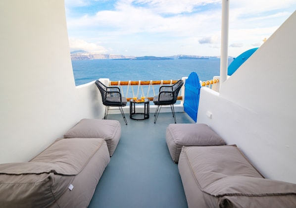 Blue Dome Cave Suite with Hot Tub and Caldera View | Terrace/patio