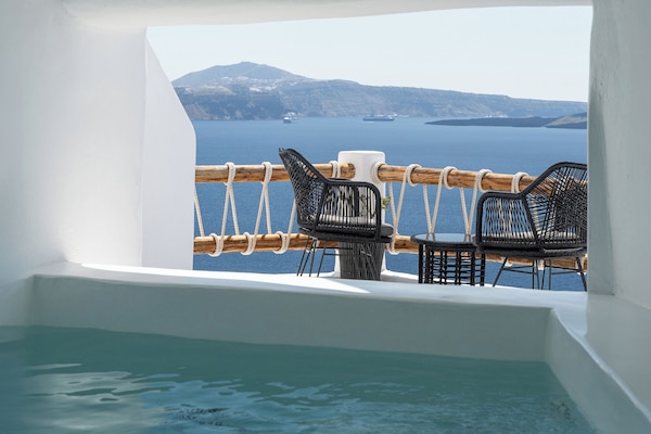 Blue Dome Cave Suite with Hot Tub and Caldera View | In-room safe, iron/ironing board, free WiFi, bed sheets