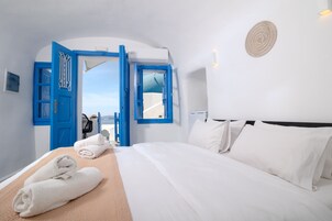 Caja de seguridad en la habitación y tabla de planchar con plancha