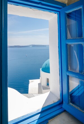 Dobbeltrom, sjøutsikt | Safe på rommet, strykejern/-brett, wi-fi (inkludert) og sengetøy