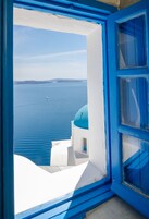 Caja de seguridad en la habitación y tabla de planchar con plancha