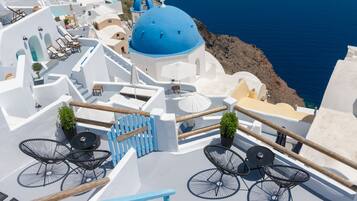 Blue Dome Cave Suite with Hot Tub and Caldera View | Terrace/patio