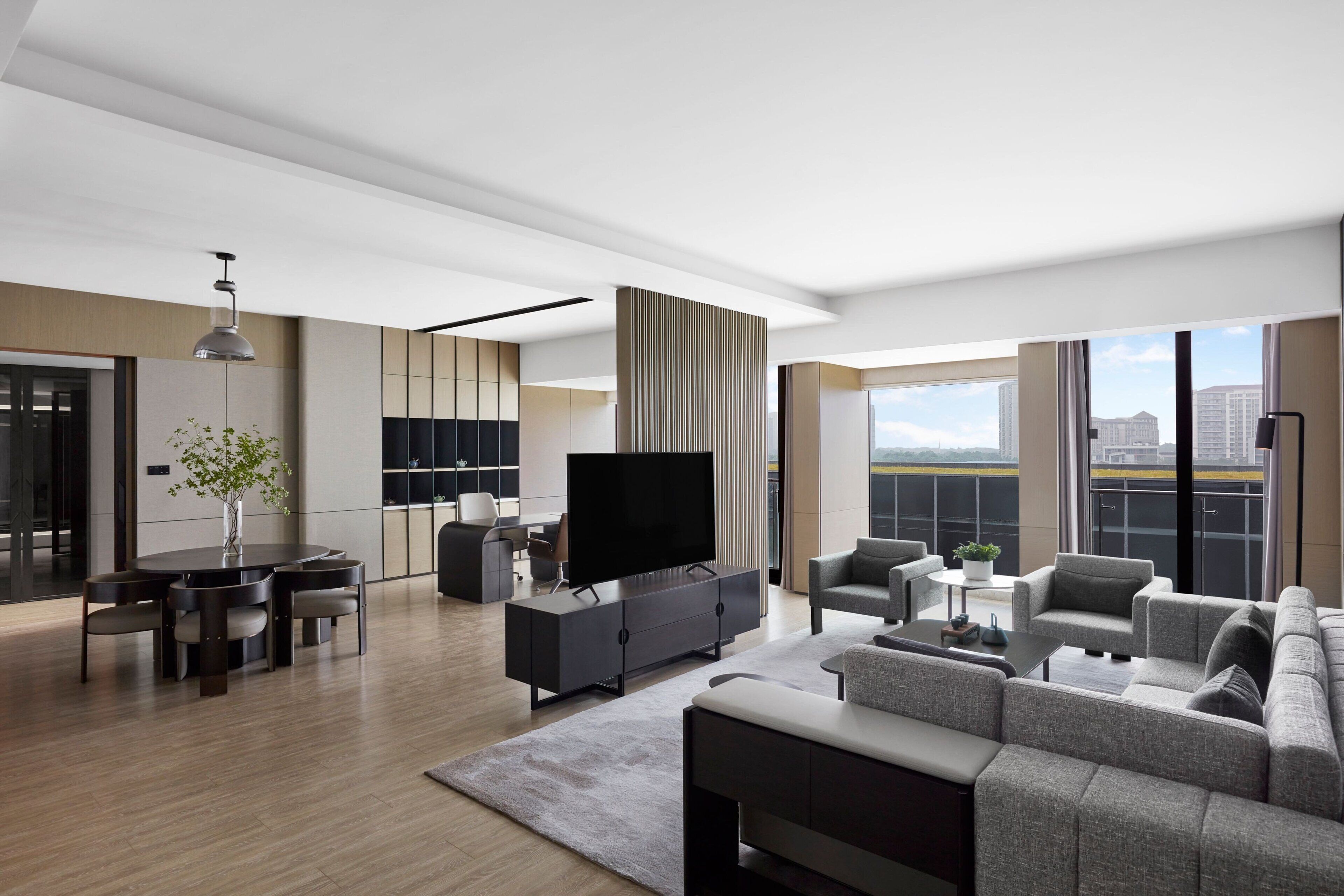 Suíte executiva, 1 cama King, sacada, vista para o lago | Frigobar, escrivaninha, ferros/tábuas de passar roupa, berços grátis