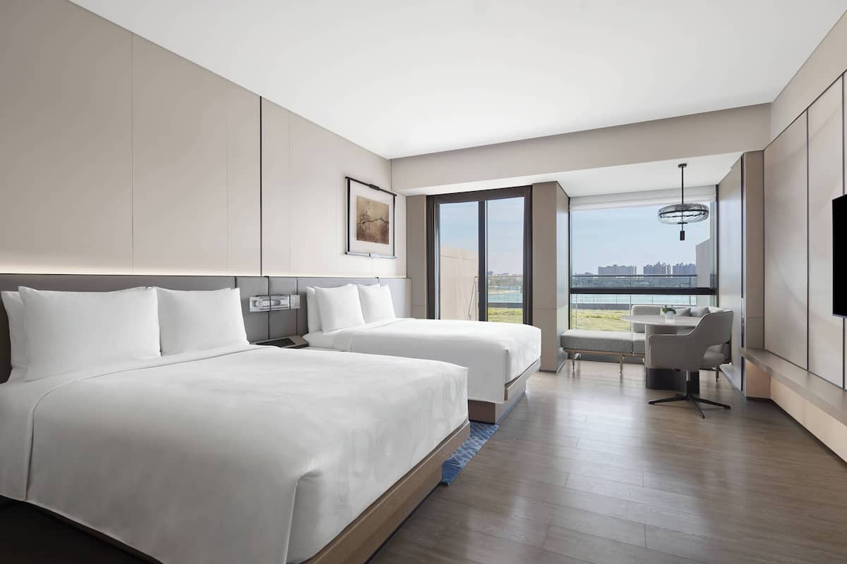 1 dormitorio, minibar, escritorio y tabla de planchar con plancha