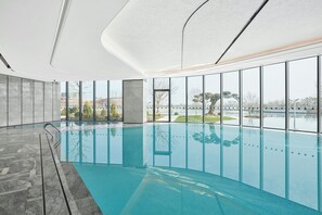 室內泳池、季節性室外泳池；24 小時開放；泳池傘、躺椅